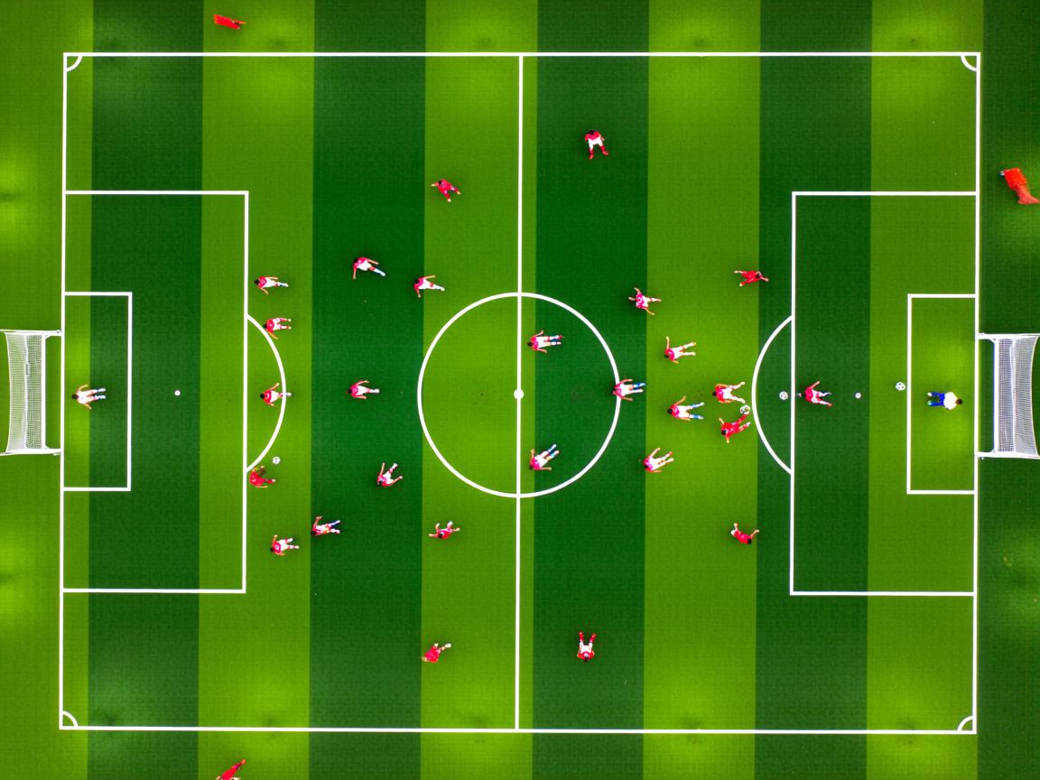 爱游戏体育-足球比赛现场球员展现出团队精神 第2张