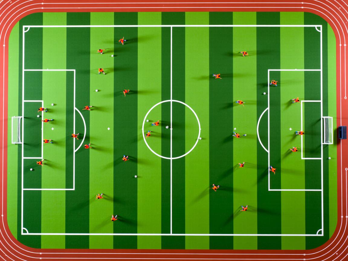 爱游戏体育-足球比赛现场球员展现出团队精神 第3张