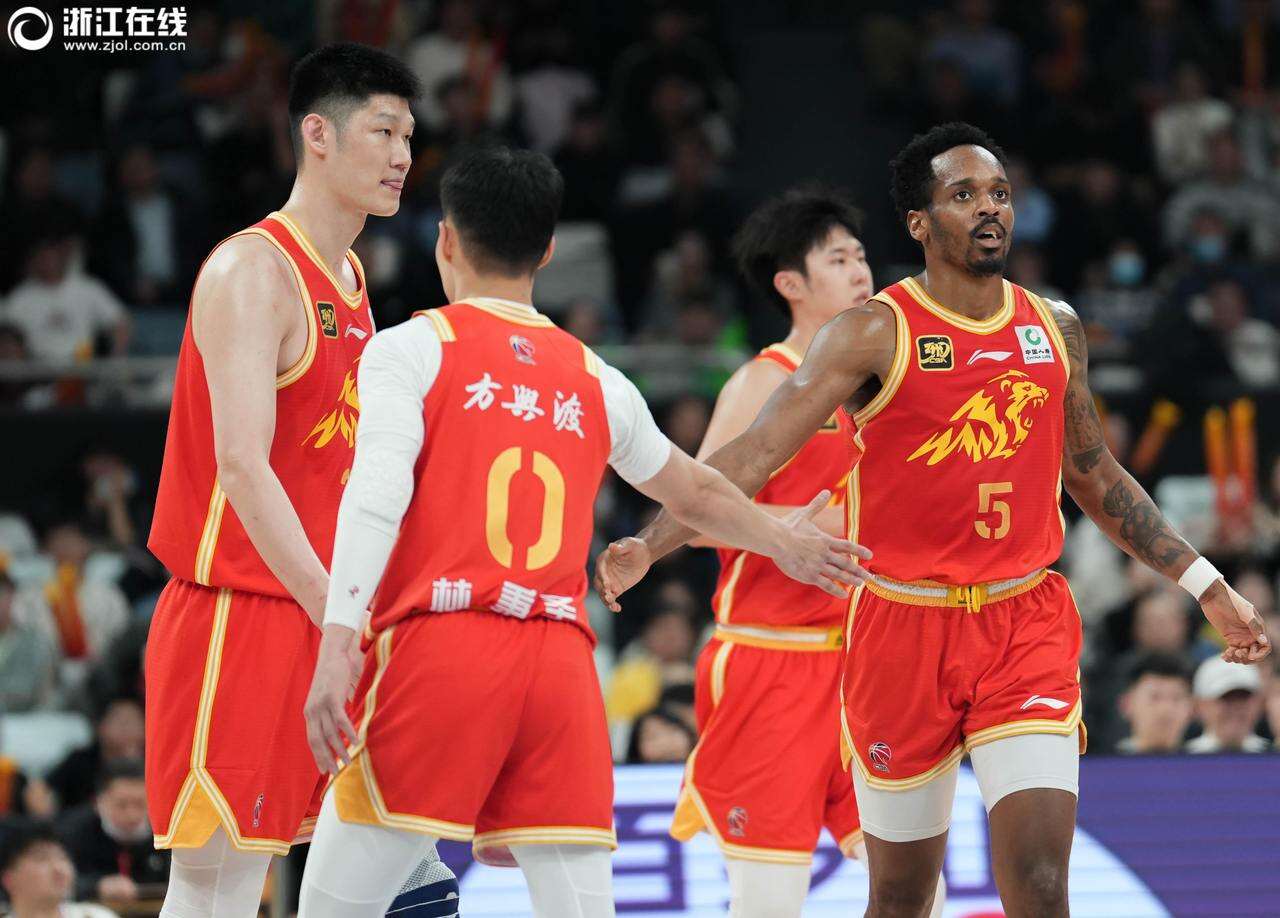 包含上海男篮主场击败广厦队，取得胜利的词条